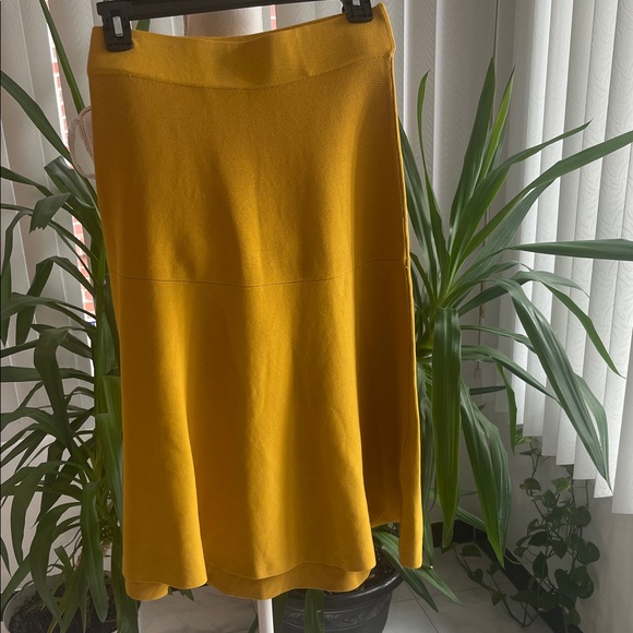 Junee , Elegant Mustard Yellow Skirt size S - Picture 2 of 5